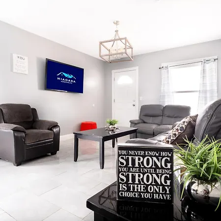 The Maid of the Mist Villa: Niagara Falls Retreat with Private Yard